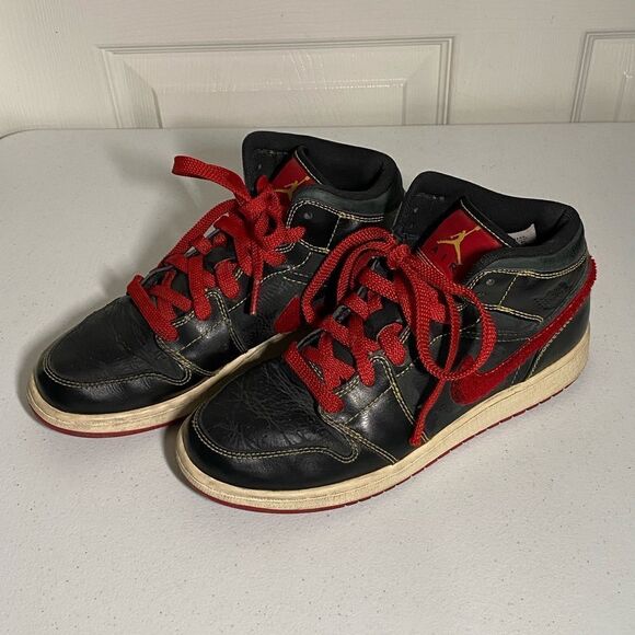 NIKE AIR JORDAN Basketball Shoes 1 Retro Size 6Y - Picture 1 of 9